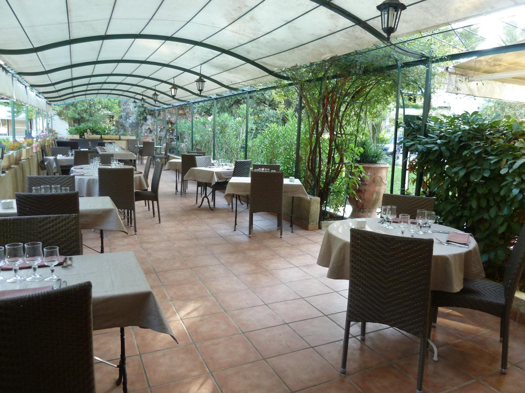 Logis Hotel - Restaurant Residence Les Cedres Villeneuve-les-Avignon Ngoại thất bức ảnh
