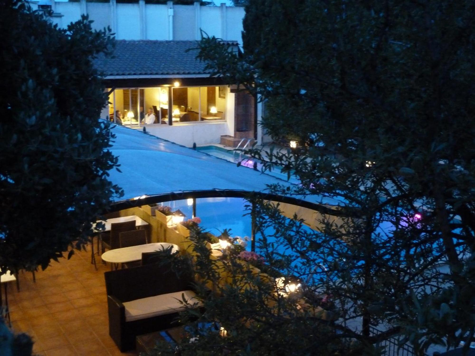 Logis Hotel - Restaurant Residence Les Cedres Villeneuve-les-Avignon Ngoại thất bức ảnh