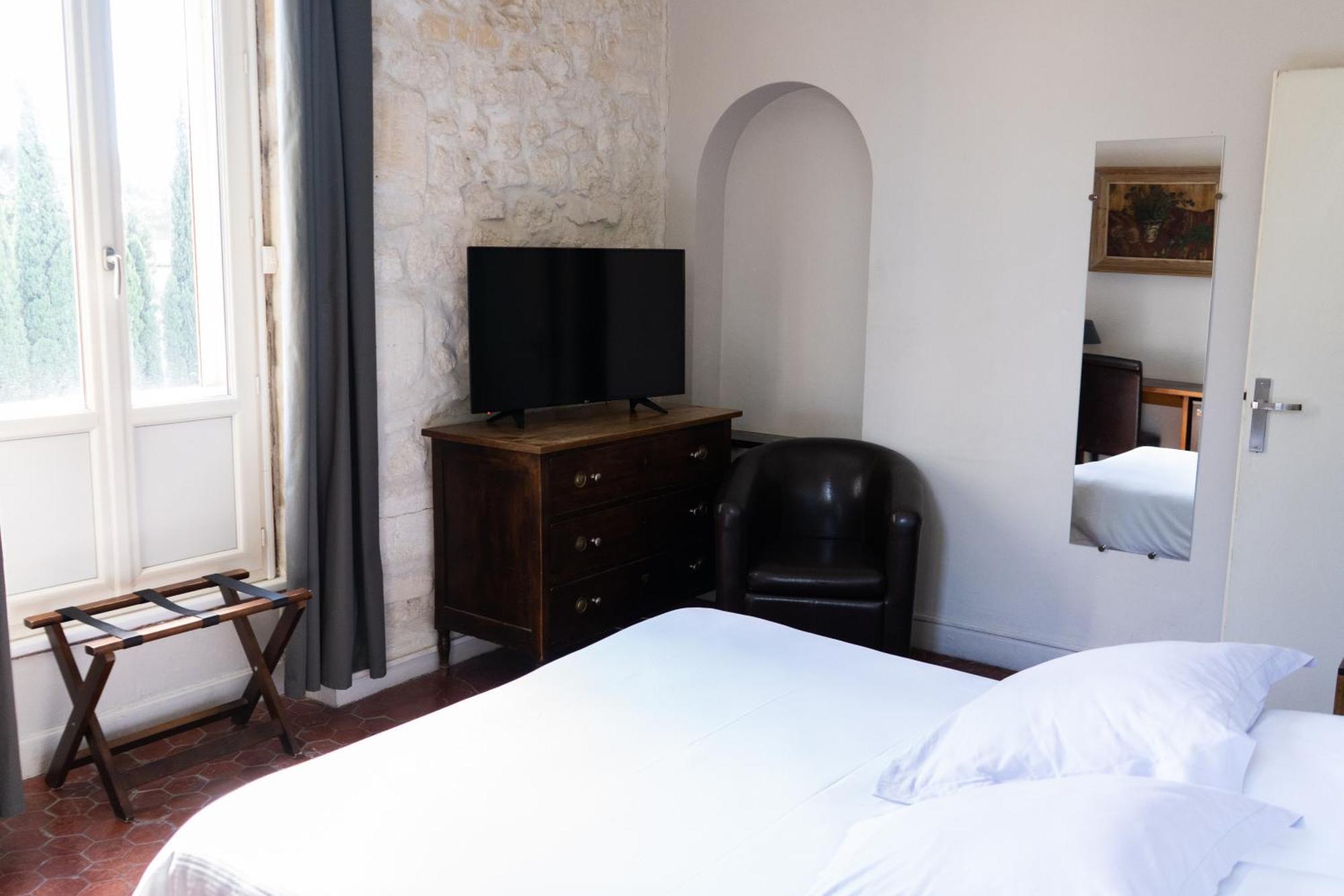 Logis Hotel - Restaurant Residence Les Cedres Villeneuve-les-Avignon Ngoại thất bức ảnh