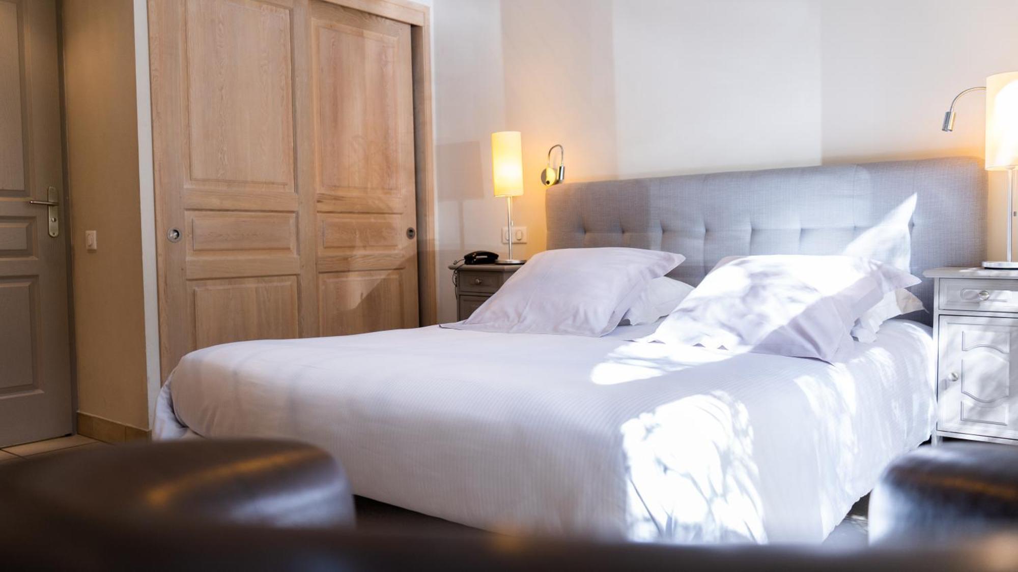 Logis Hotel - Restaurant Residence Les Cedres Villeneuve-les-Avignon Ngoại thất bức ảnh