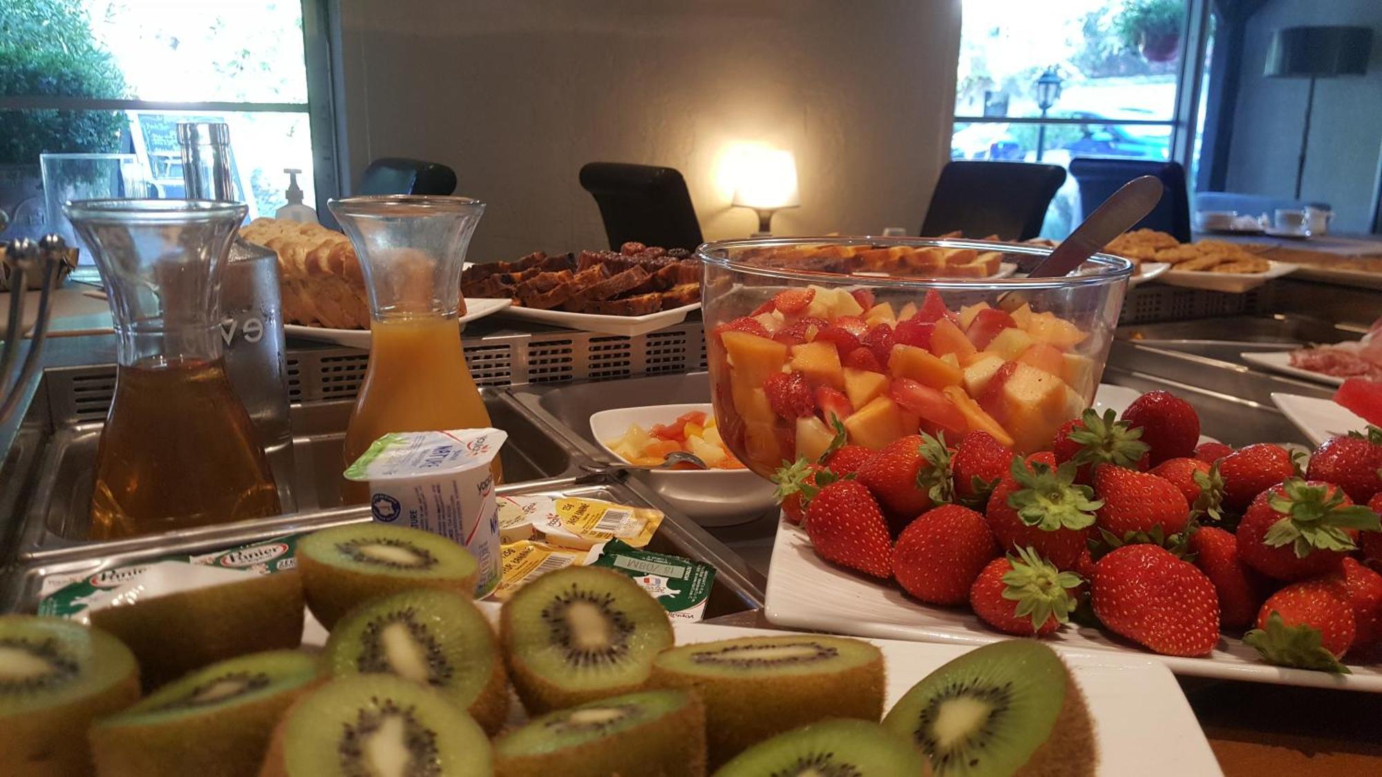 Logis Hotel - Restaurant Residence Les Cedres Villeneuve-les-Avignon Ngoại thất bức ảnh