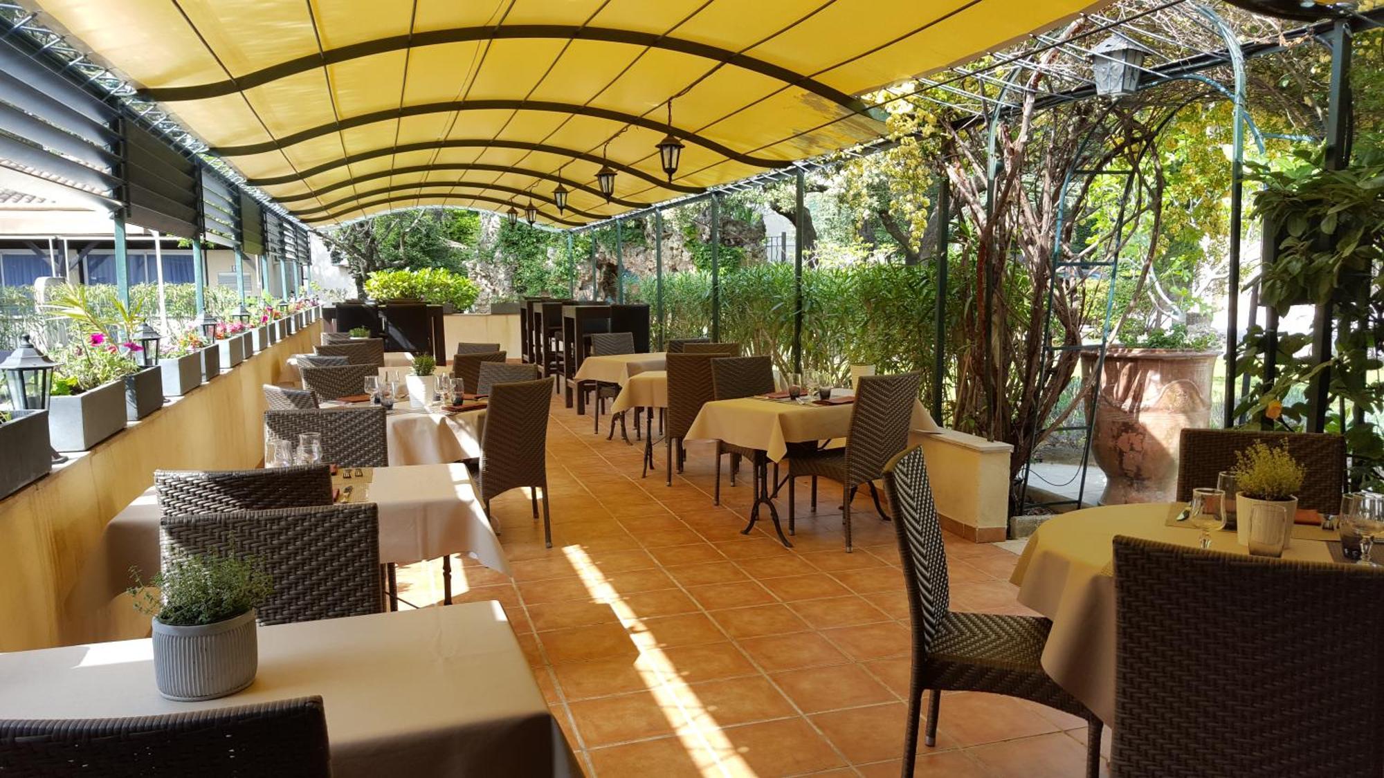 Logis Hotel - Restaurant Residence Les Cedres Villeneuve-les-Avignon Ngoại thất bức ảnh