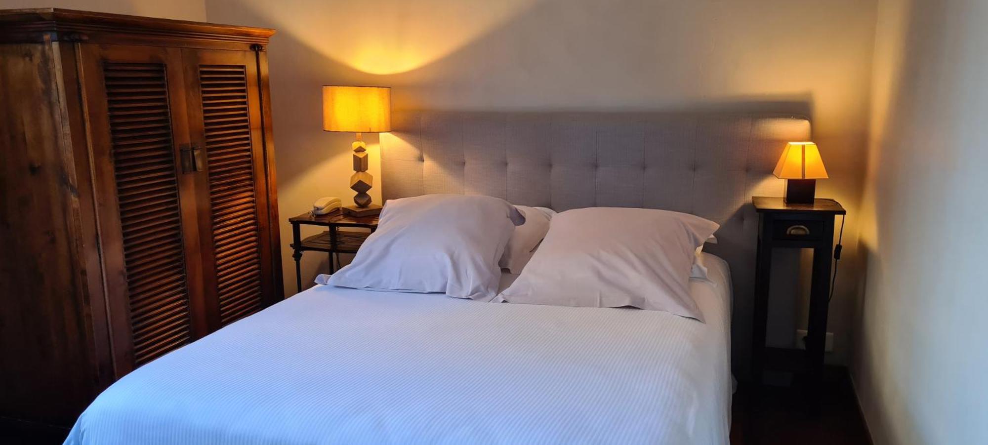 Logis Hotel - Restaurant Residence Les Cedres Villeneuve-les-Avignon Ngoại thất bức ảnh