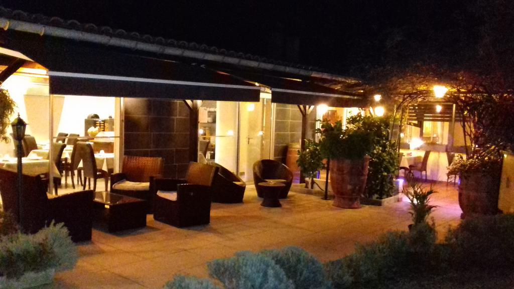 Logis Hotel - Restaurant Residence Les Cedres Villeneuve-les-Avignon Ngoại thất bức ảnh