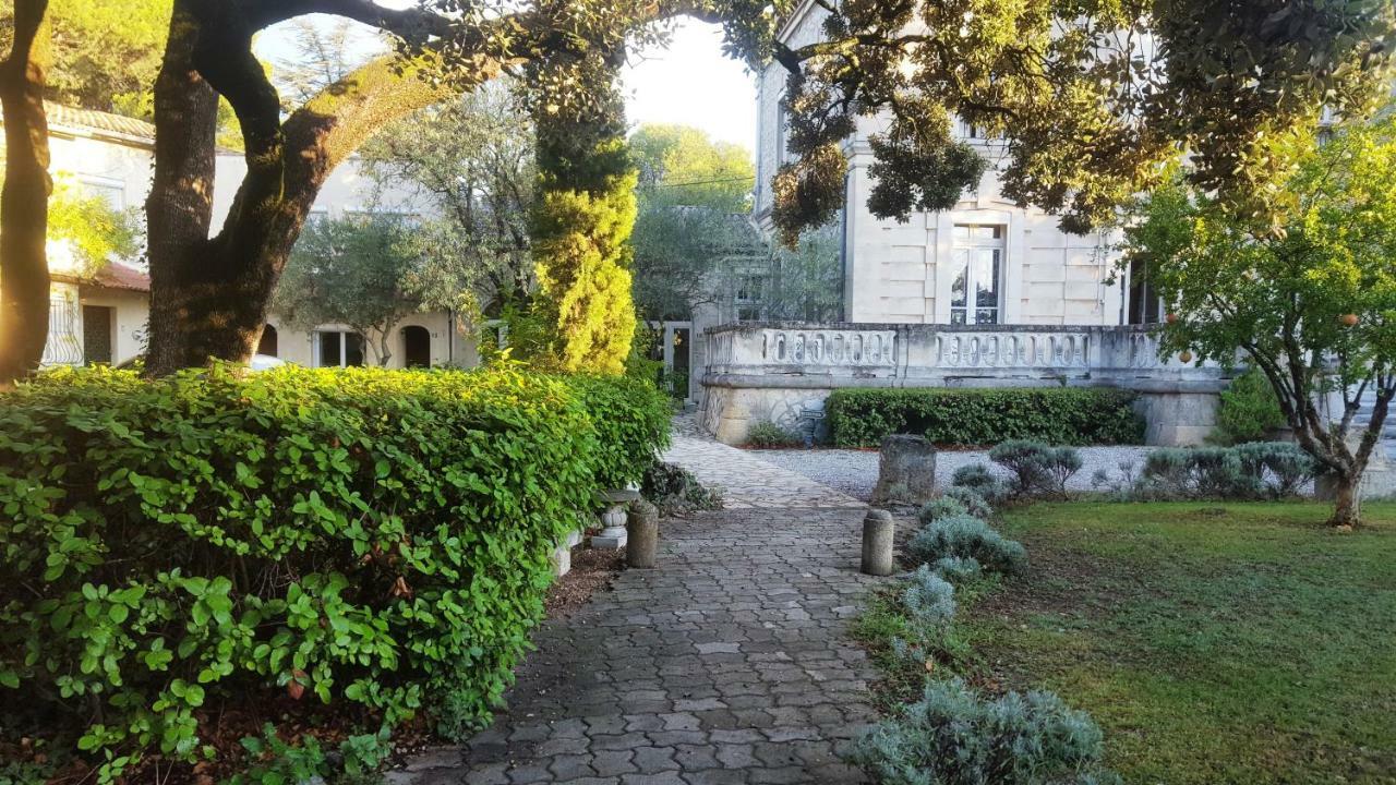 Logis Hotel - Restaurant Residence Les Cedres Villeneuve-les-Avignon Ngoại thất bức ảnh