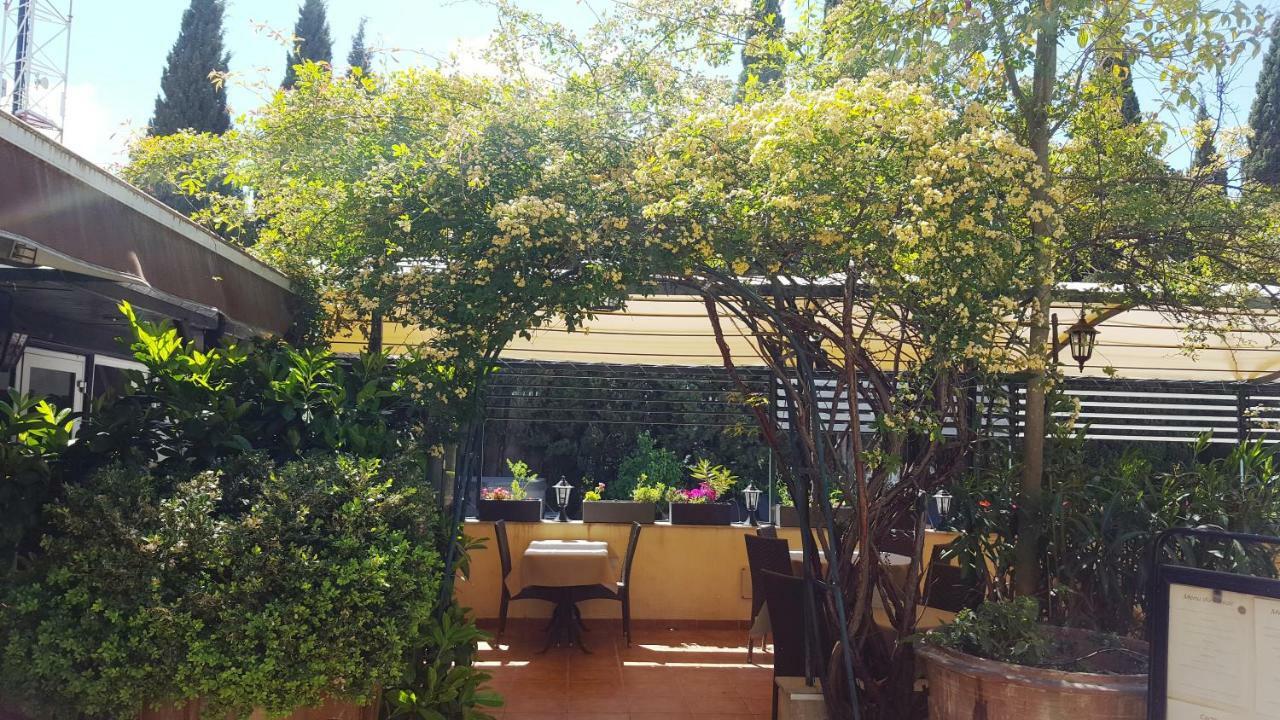 Logis Hotel - Restaurant Residence Les Cedres Villeneuve-les-Avignon Ngoại thất bức ảnh